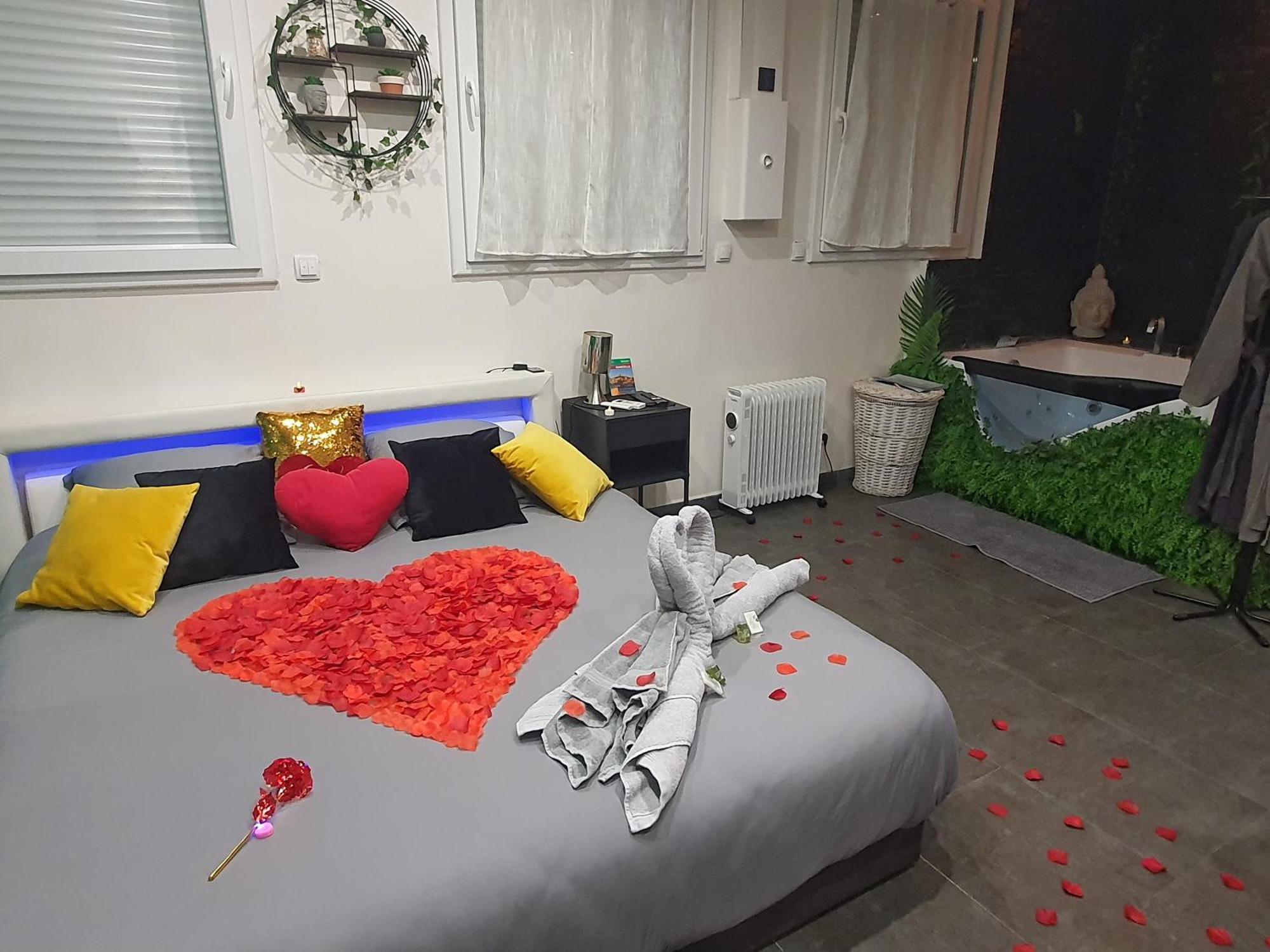 Suite Jacuzzi Privatif Plage Des Catalans Marseille Eksteriør billede